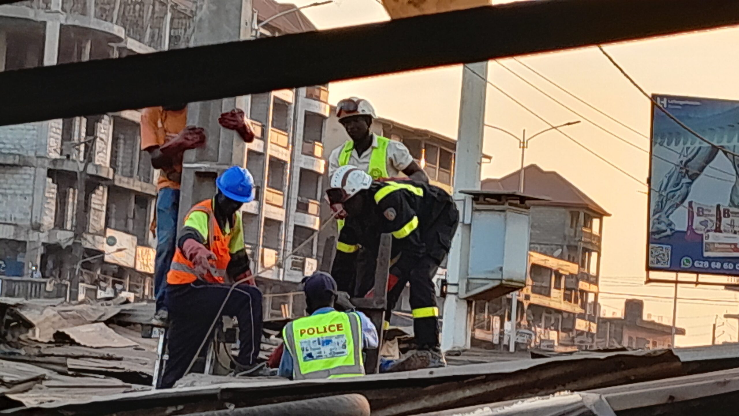 Cimenterie : le courant électrique fait une victime, un électricien foudroyé sur un poteau électrique